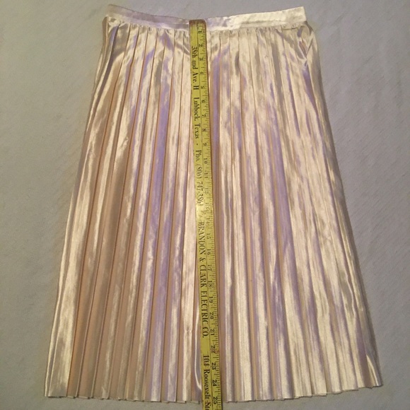 Beautiful Cream Pleated Skirt - Size Medium - Picture 3 of 4